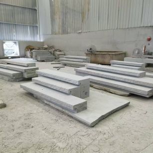 齐齐哈尔 整石台阶（大面火烧+侧面自然面），出货前厂内拼装