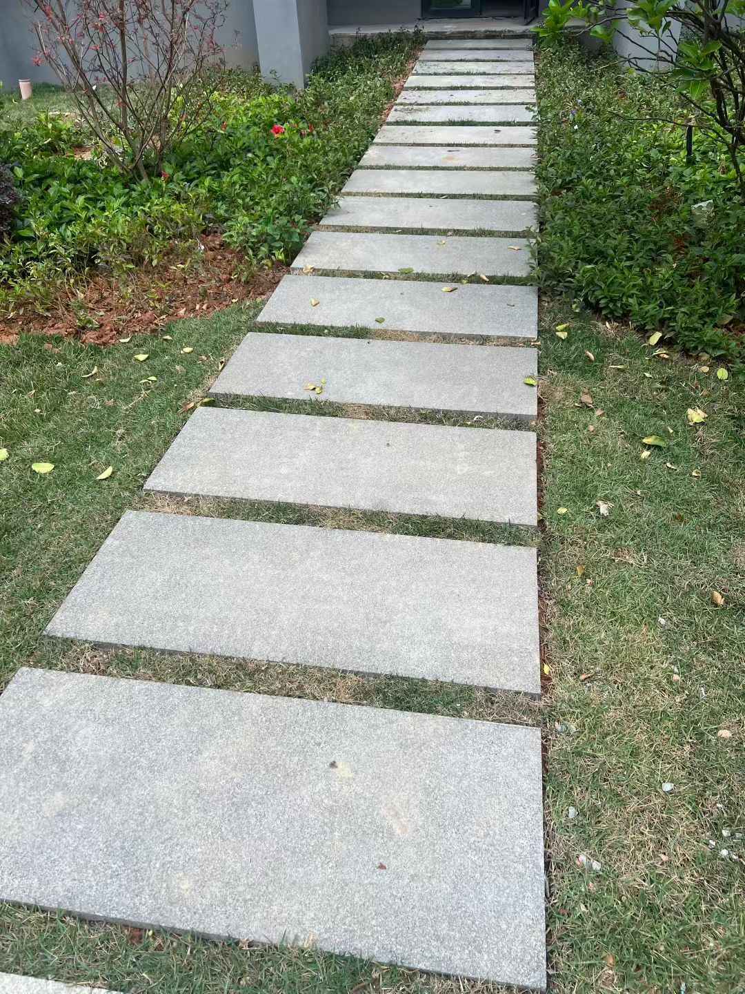 齐齐哈尔 芝麻黑小区踏步、汀步石铺装效果
