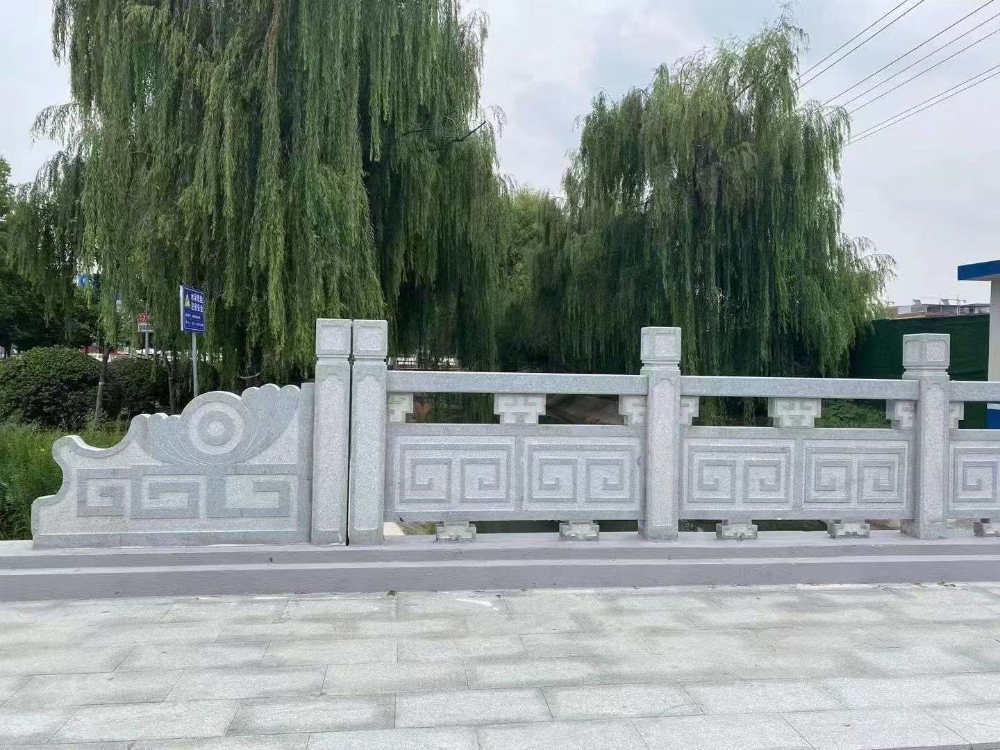 齐齐哈尔 芝麻灰桥栏杆、河道栏杆安装效果