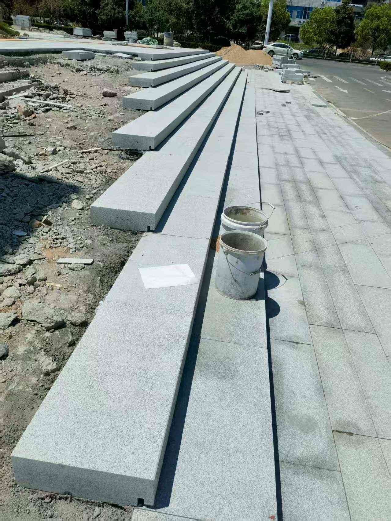 齐齐哈尔 芝麻白整石台阶，施工现场