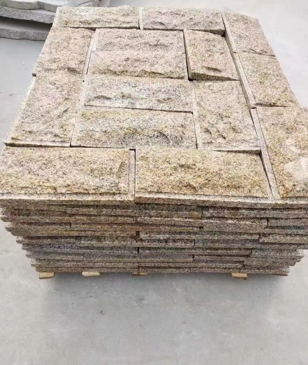 齐齐哈尔黄锈石蘑菇石